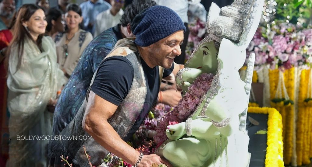 Salman Khan's Ganpati Aarti Moment Goes Viral as Arpita Guides Him 60430